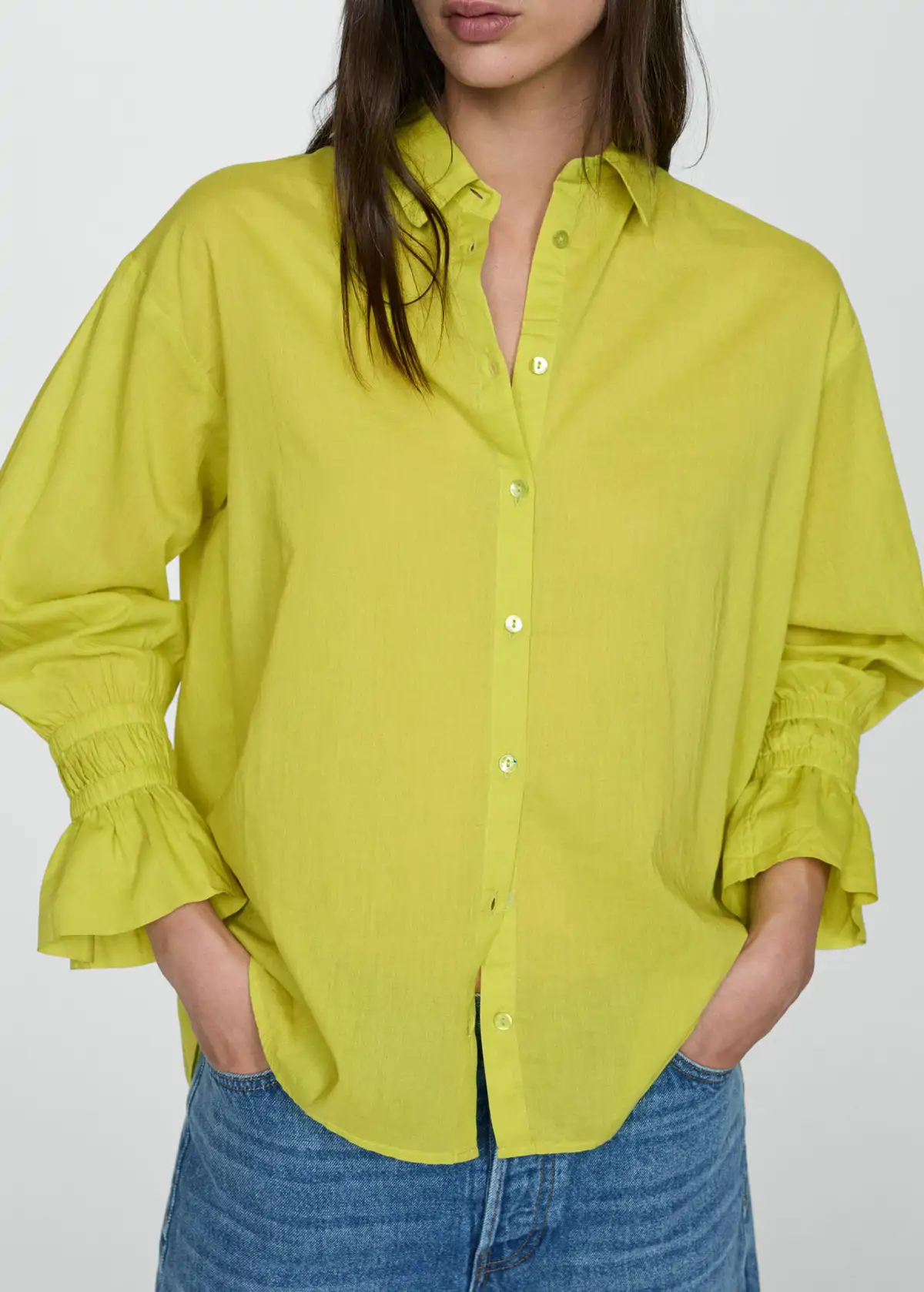 Camisas para looks primaverales Mango Outlet fruncida