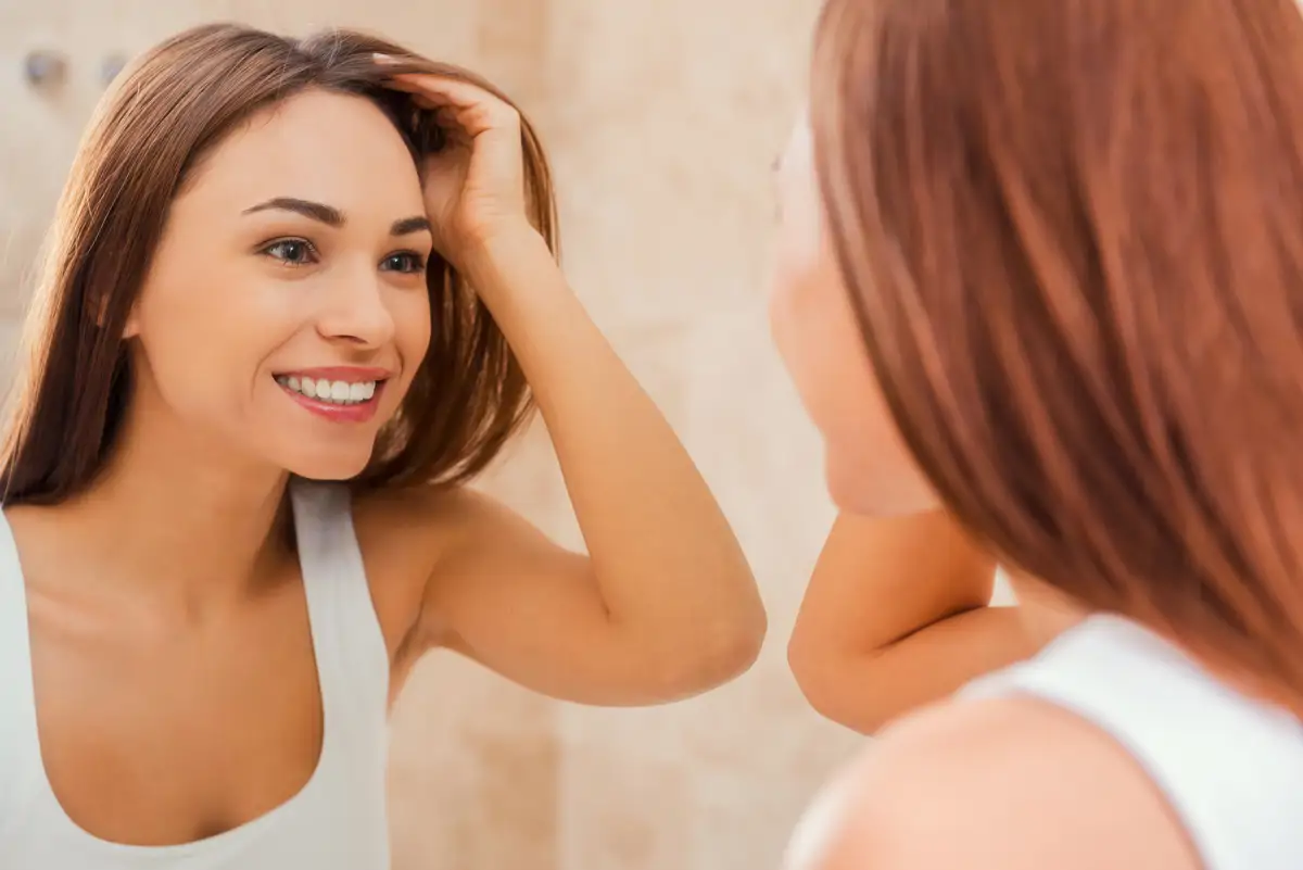 Mujer mirándose el pelo