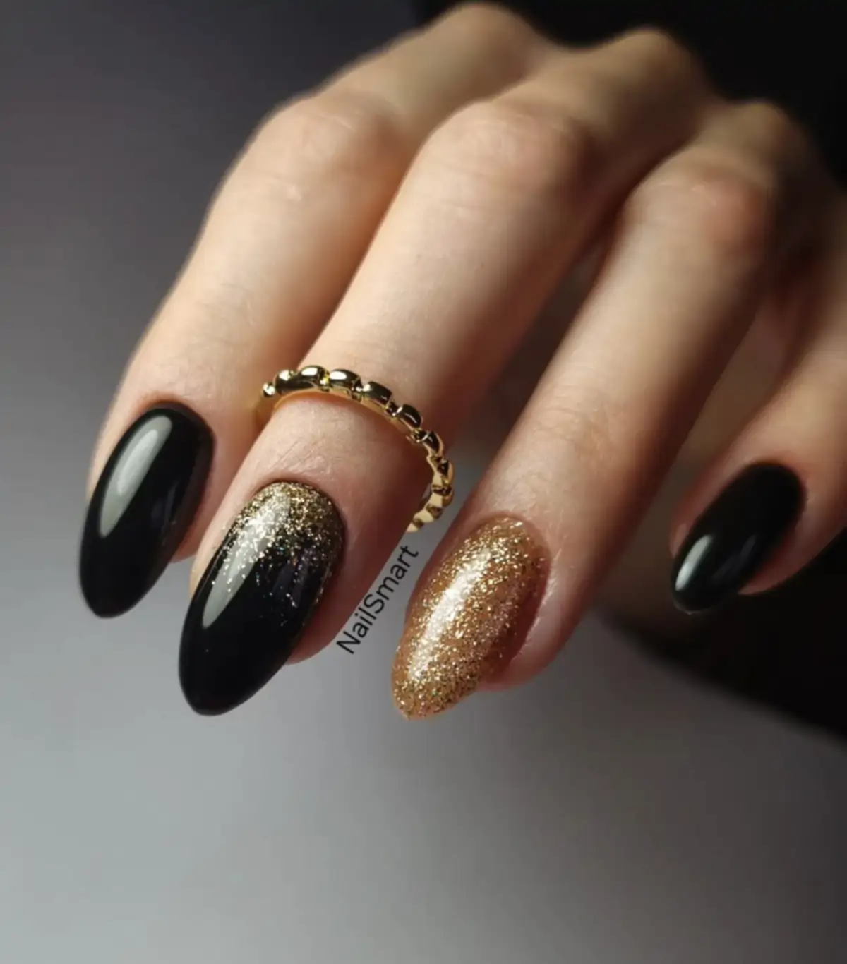 Diseño manicura negra y dorada