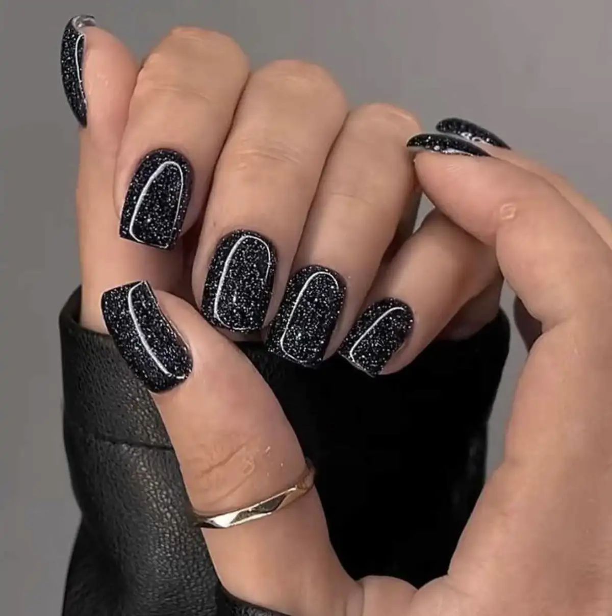 Uñas negras con brillo