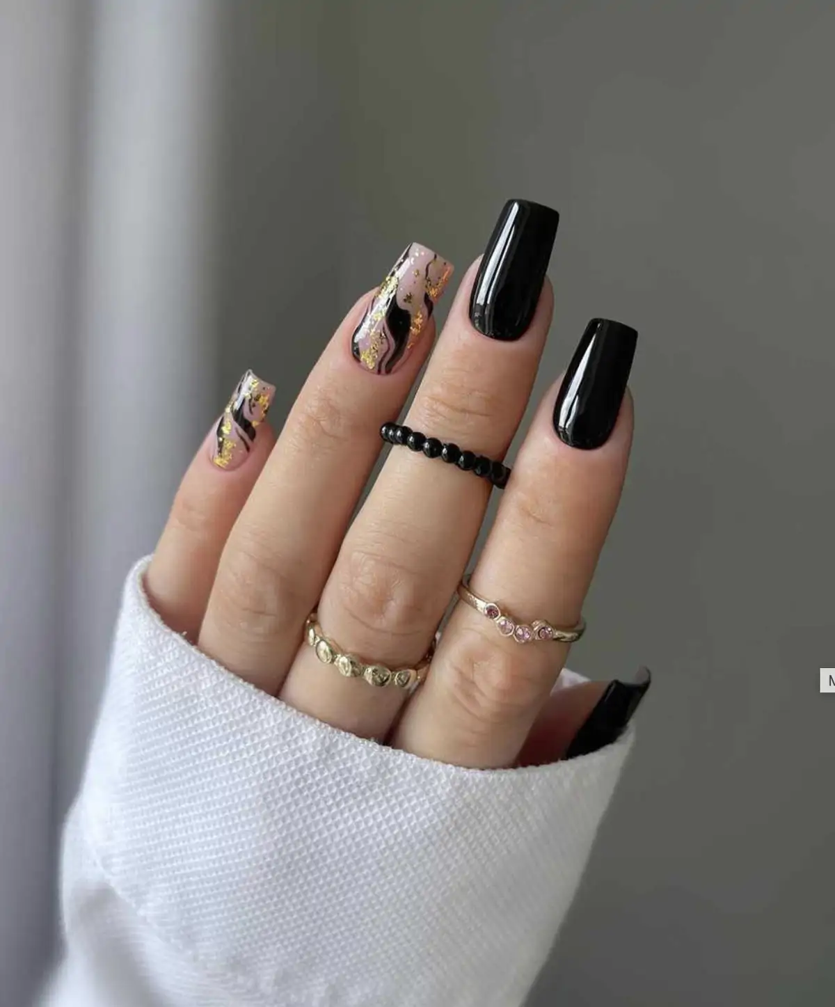 Uñas negras con oro