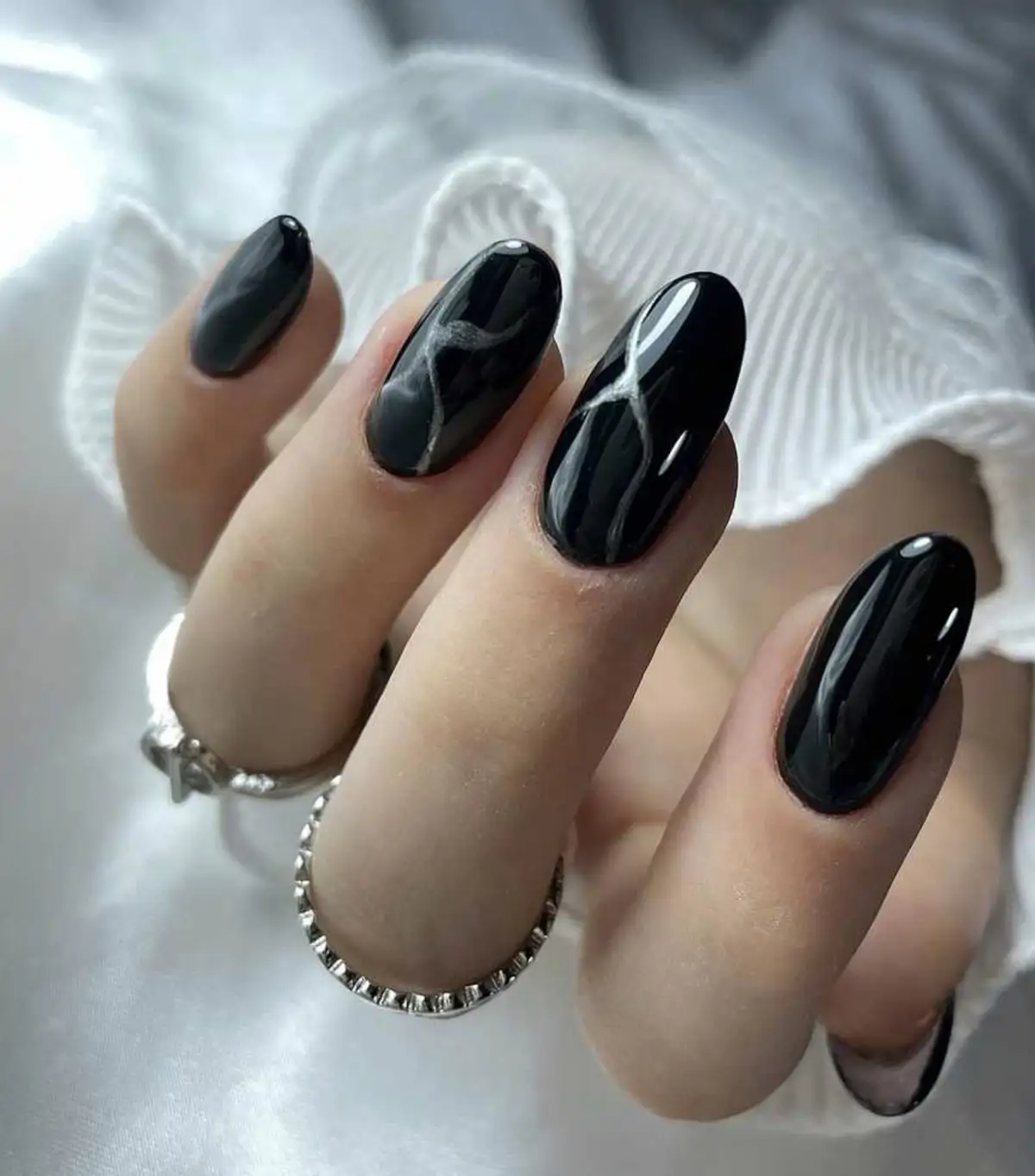 Uñas negras con un toque galáctico