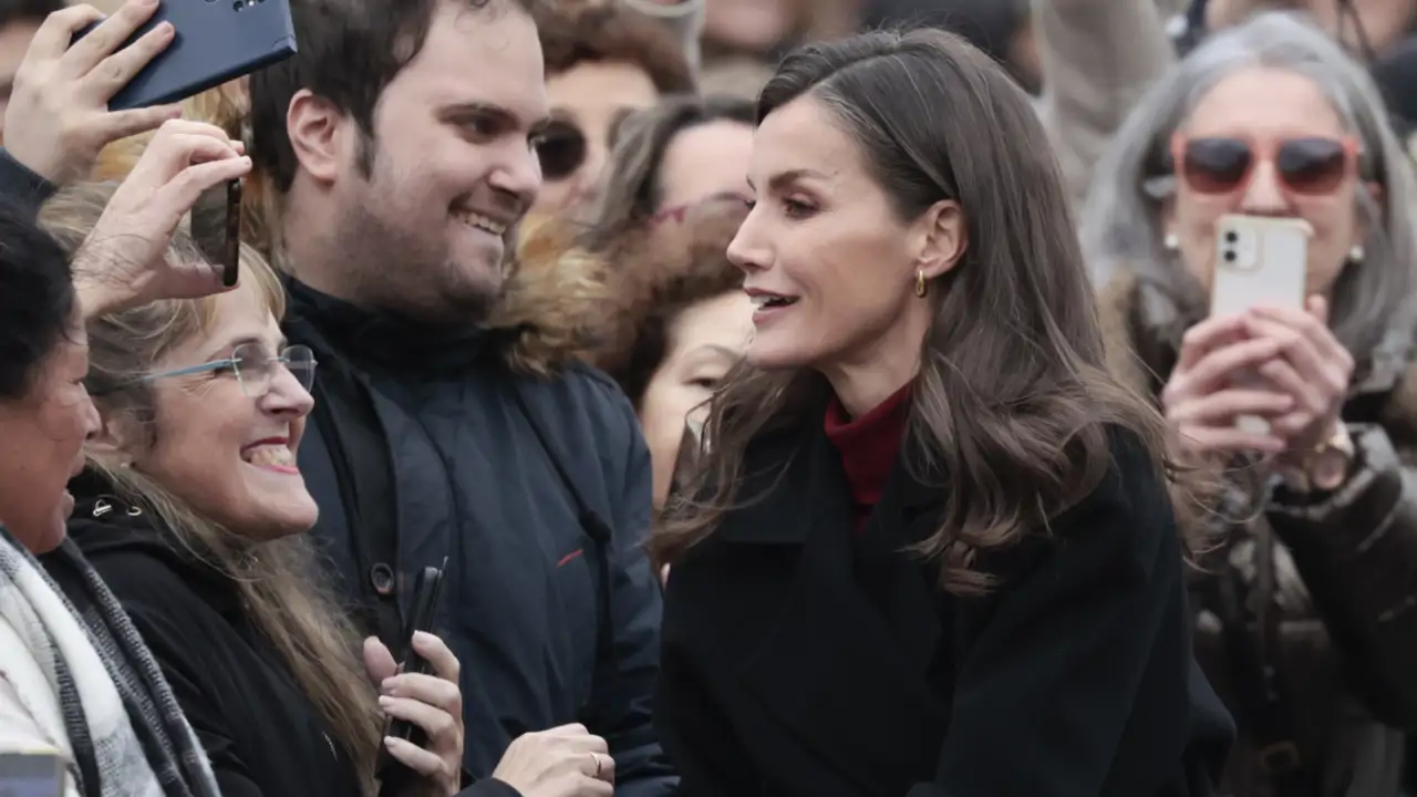 La reina Letizia se da un baño de masas en Navarra con el vestido de punto rojo de Massimo Dutti que más estiliza y nunca pasa de moda 