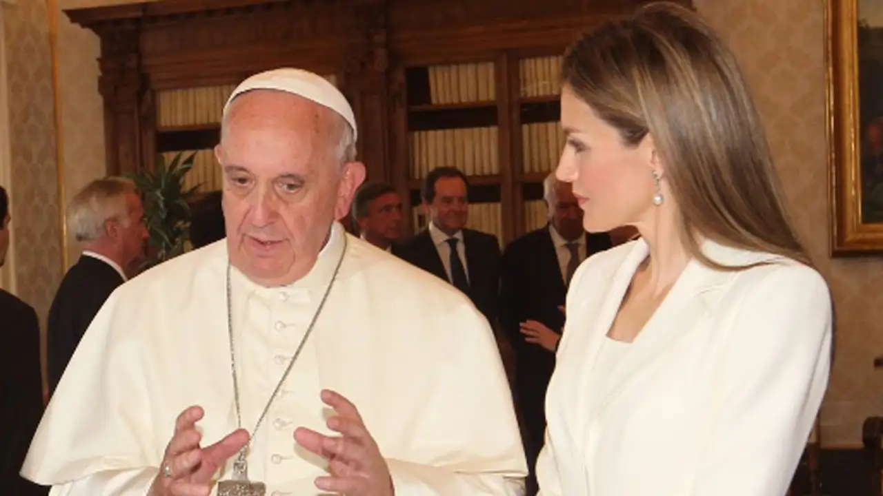 Una broma, una polémica y un imagen para la historia: así fue el encuentro de los reyes Felipe y Letizia con el papa Francisco