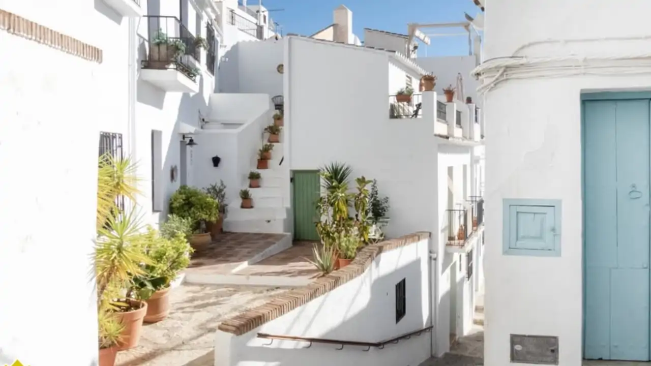 Ni en Cádiz ni en Granada: Este es el pueblo blanco más bonito de Andalucía y parece la Toscana italiana