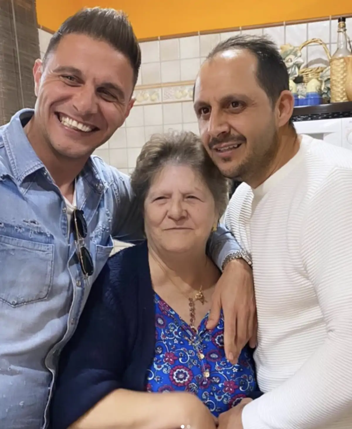 Joaquín con su madre y su hermano