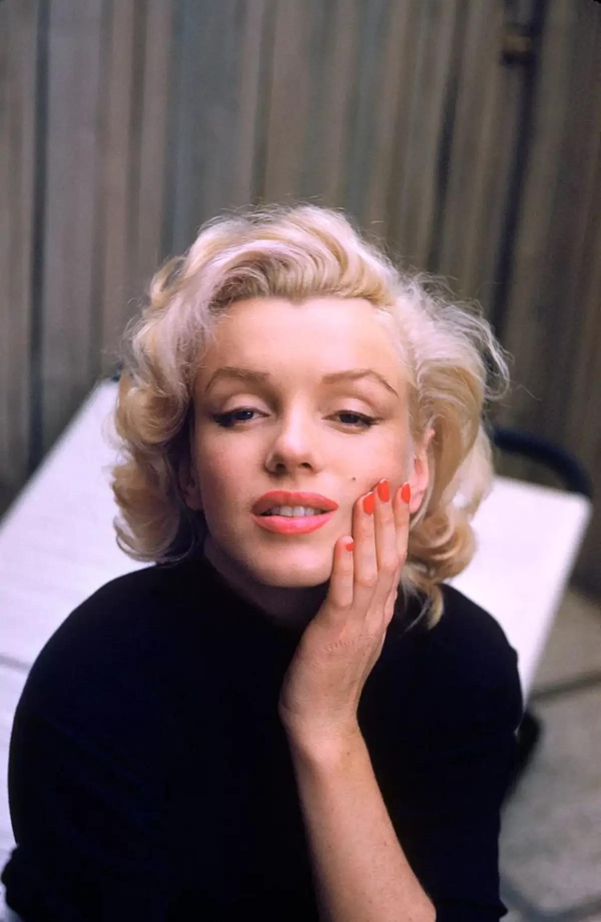 Marilyn Monroe con uñas rojas