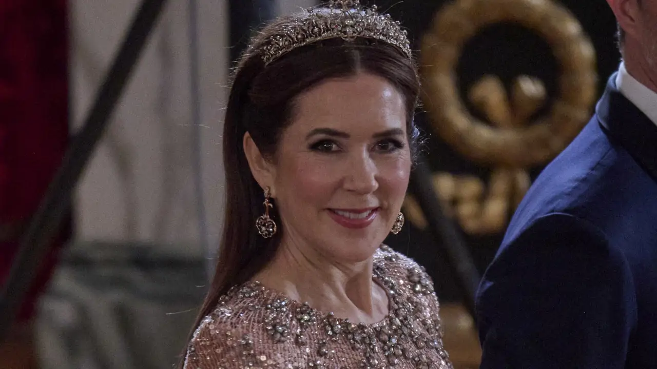 Mary de Dinamarca sorprende con su último y sofisticado look, uno que comparte con Kate Middleton