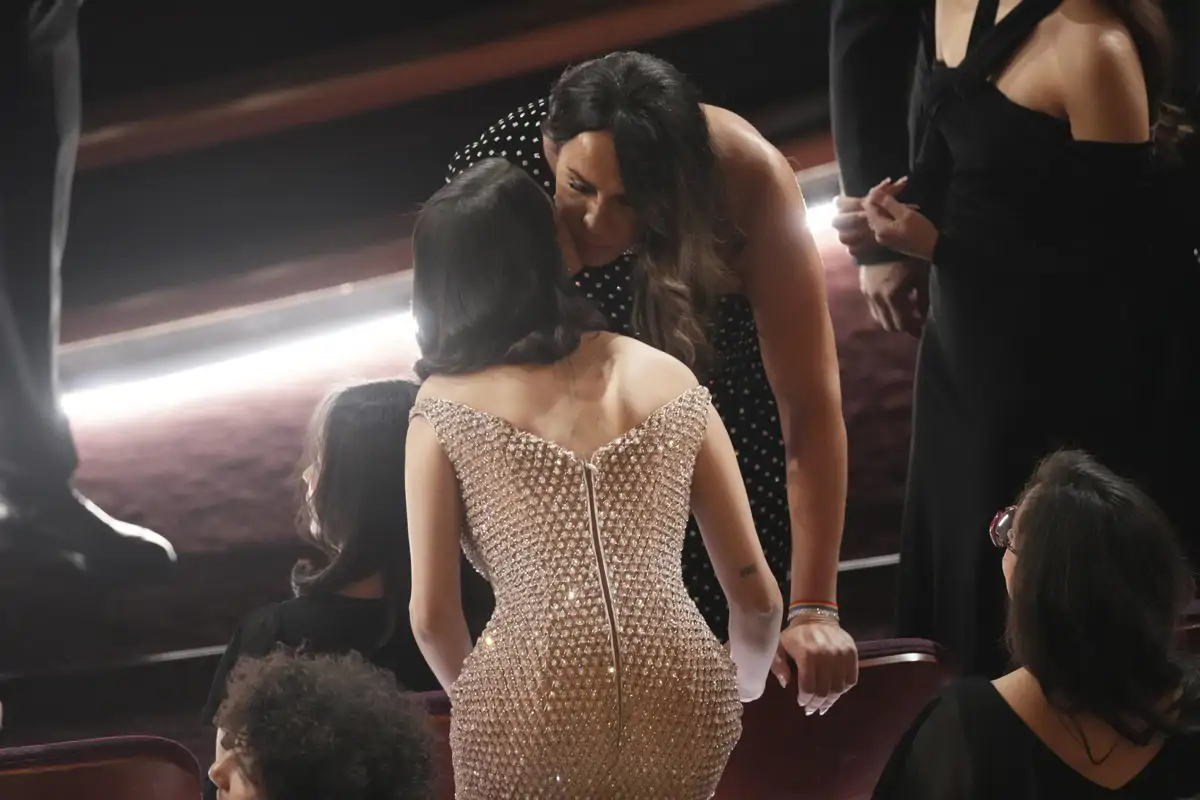 Karla Sofía Gascón y Selena Gómez