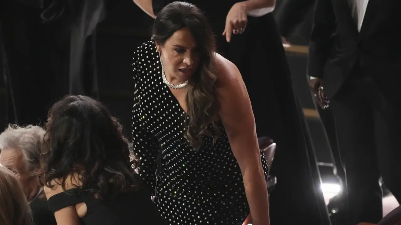 Karla Sofía Gascón evita la alfombra roja de los Oscars 2005 pero no la polémica en su noche más agridulce