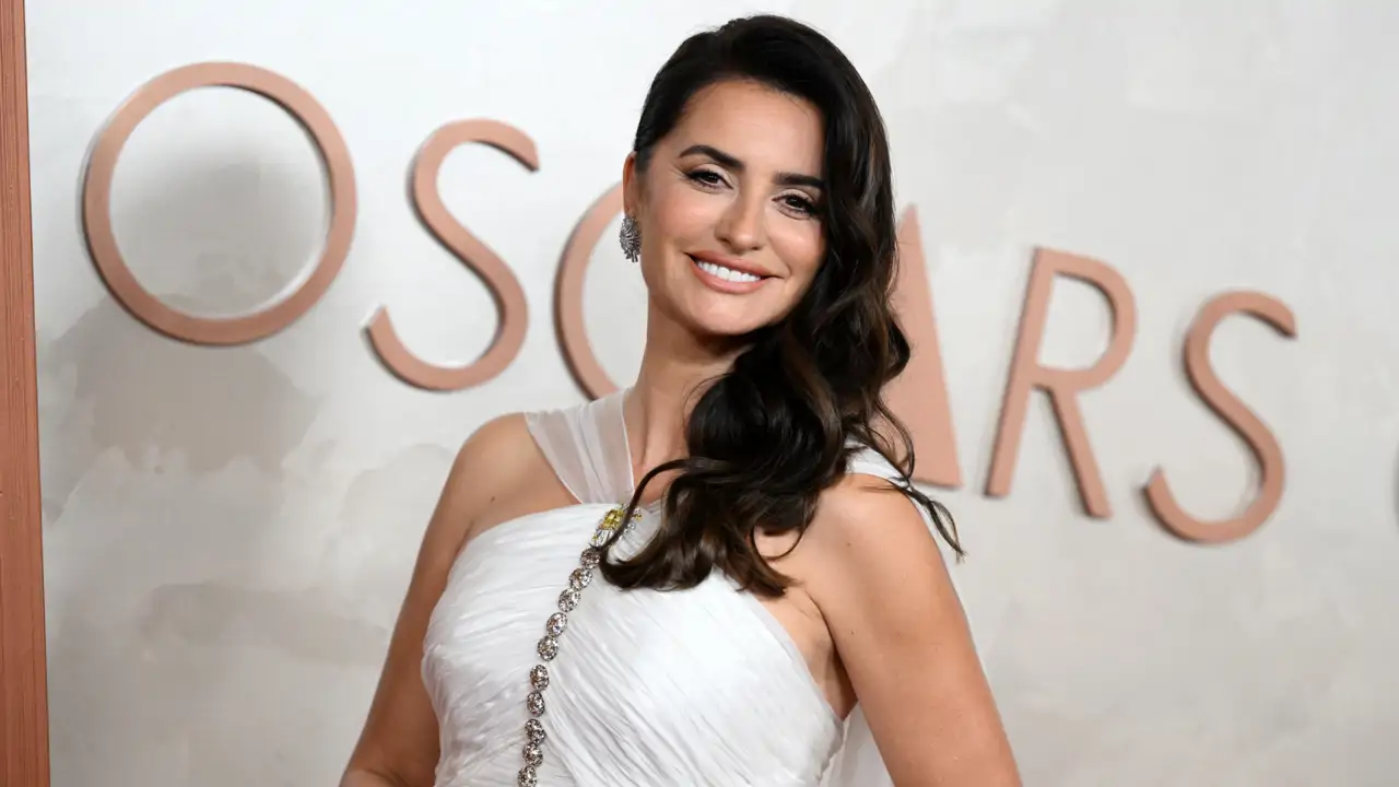 Penélope Cruz arriesga y gana en la alfombra roja de los Oscars 2025 con un impresionante vestido de inspiración nupcial