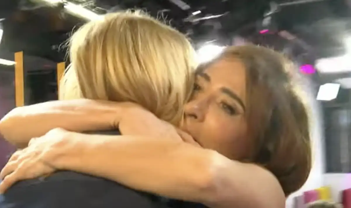 Belén Esteban abraza a María 