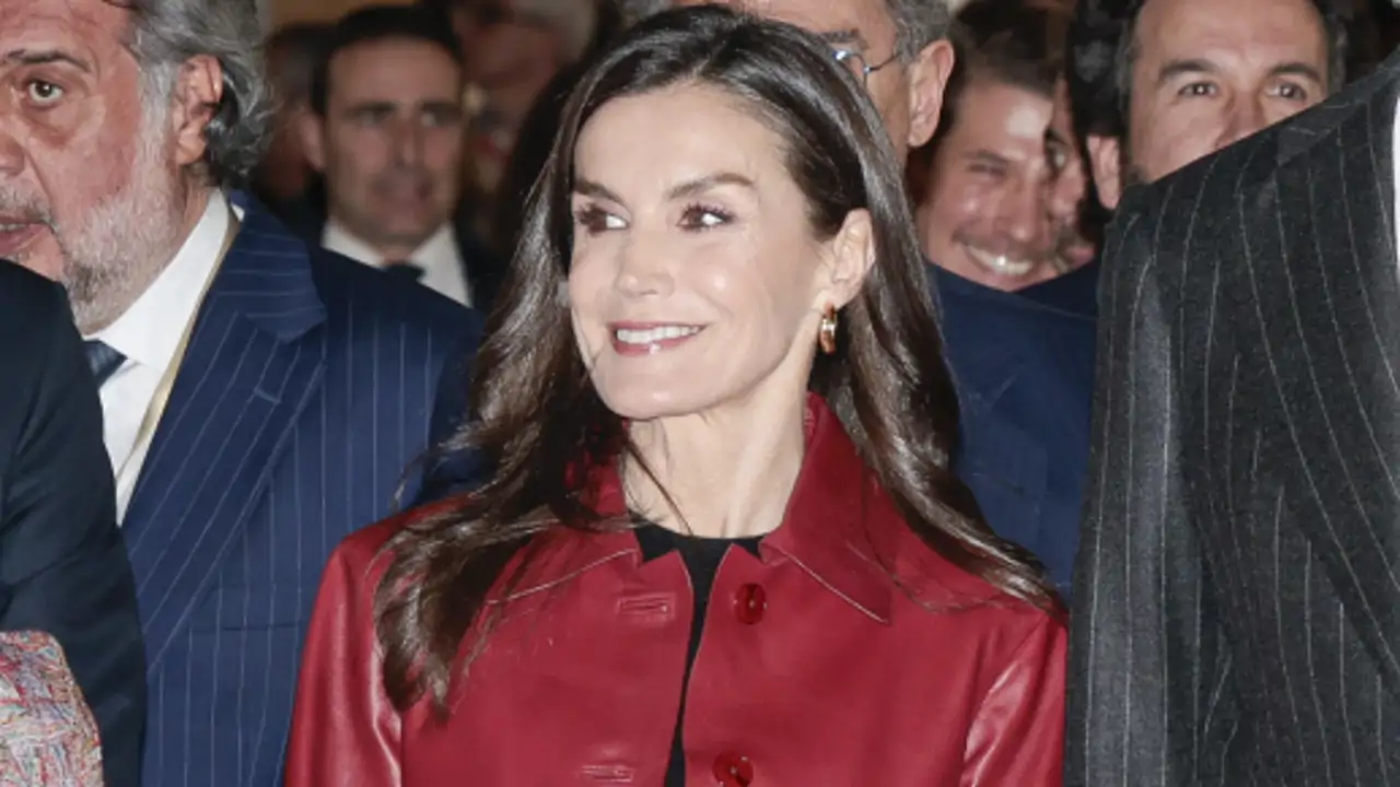 Letizia sorprende en ARCO con una llamativa chaqueta de cuero roja y pantalón pitillo: el look ideal para brillar en los días más fríos