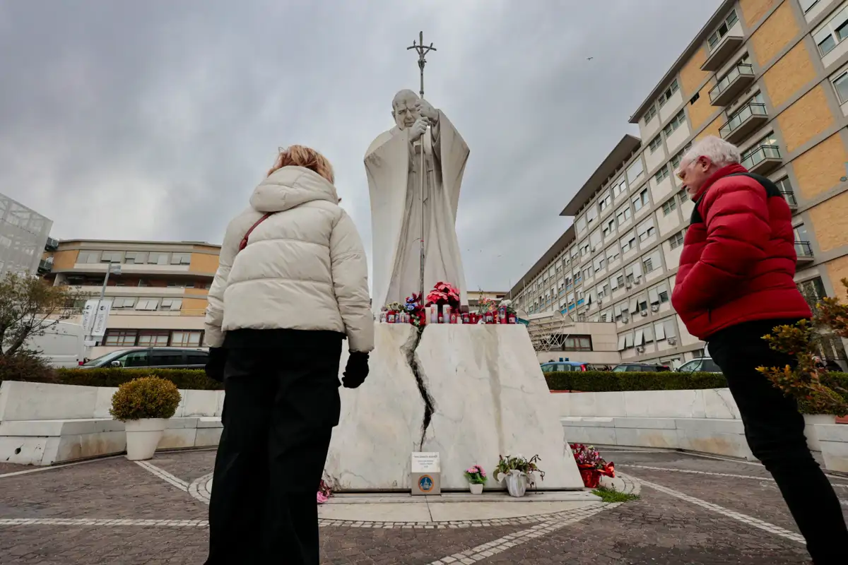 Rezos en el Hospital Gemelli de Roma