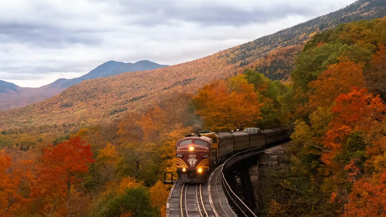  Montañas verdes y pintorescas aldeas: esta es la ruta más impresionante en tren por el Norte de España 