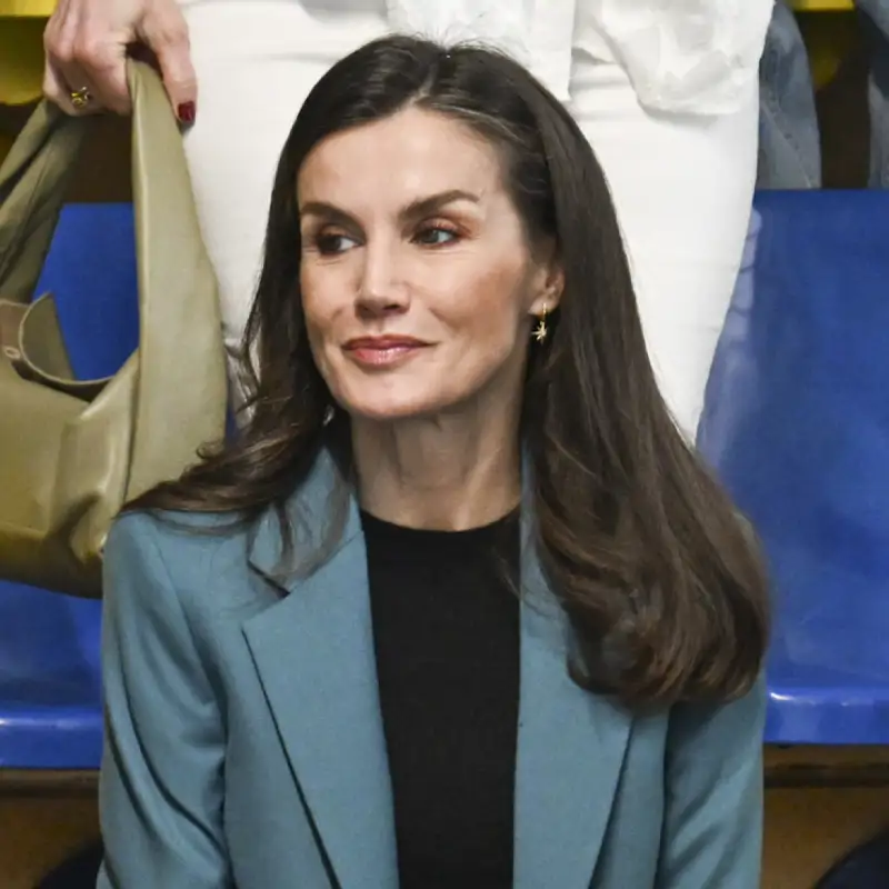 La reina Letizia, talismán del equipo de waterpolo en Mallorca con el traje azul todoterreno y mocasines