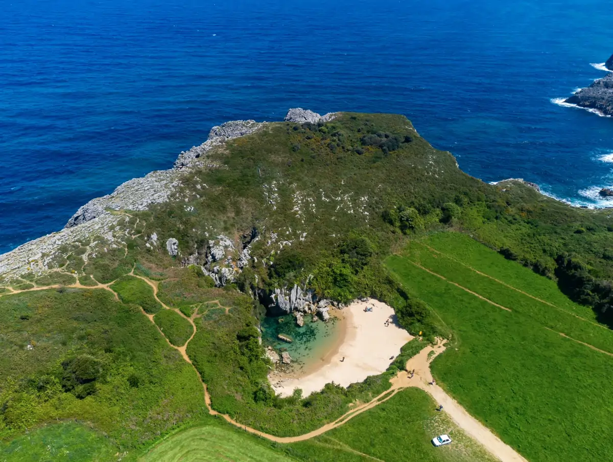 Playa de Gulpiyuri en Asturias