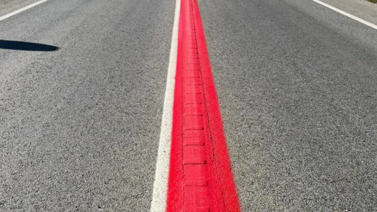 Línea roja carretera DGT