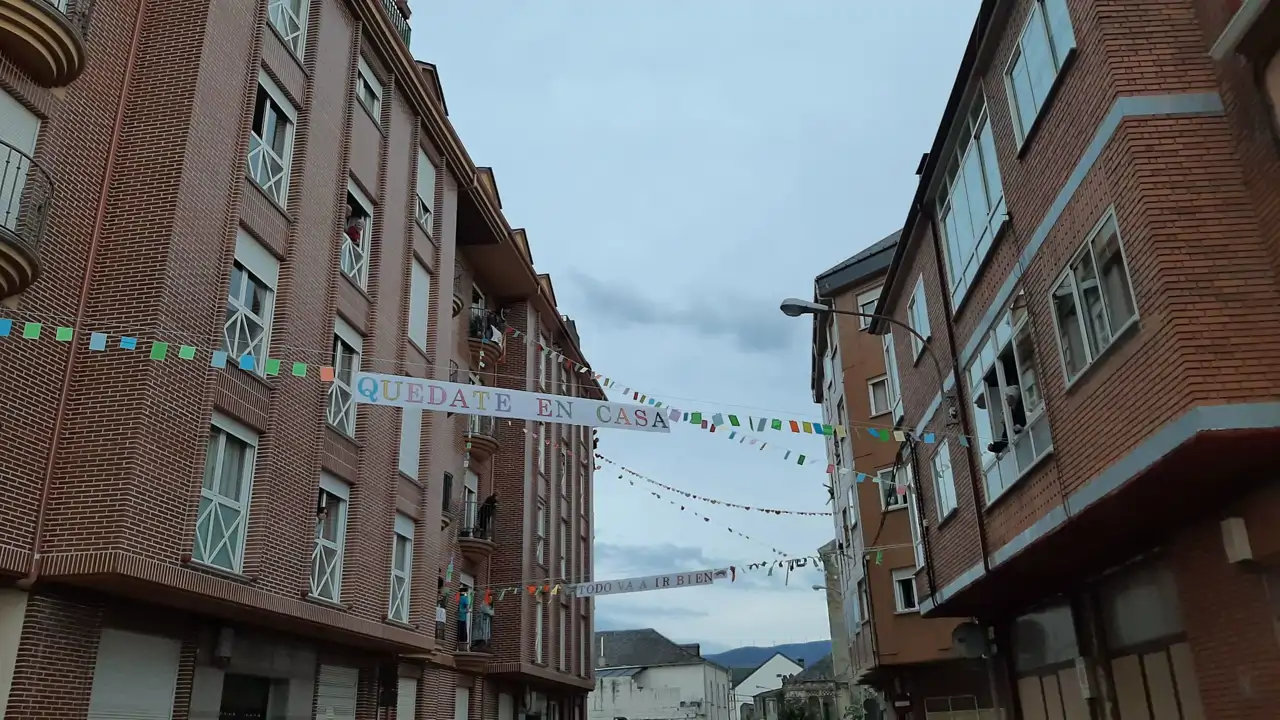 Una calle vacía en Bembibre (León)