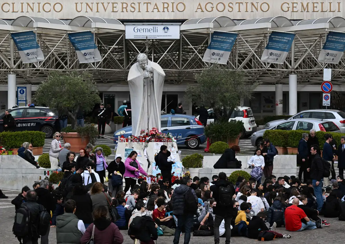 Decenas de fieles rezan por el papa Francisco