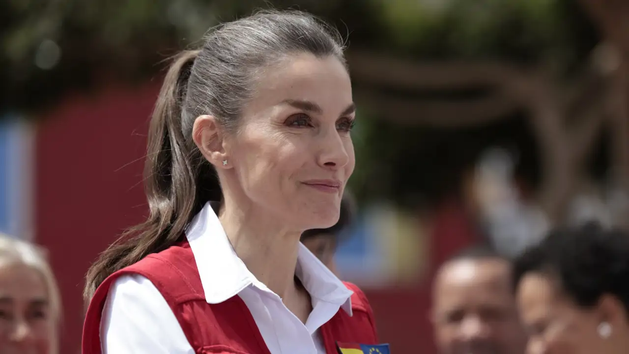 Nadie como Pilar Eyre para explicar la historia del famoso chaleco rojo de la reina Letizia: "Quería marcar distancia con doña Sofía"