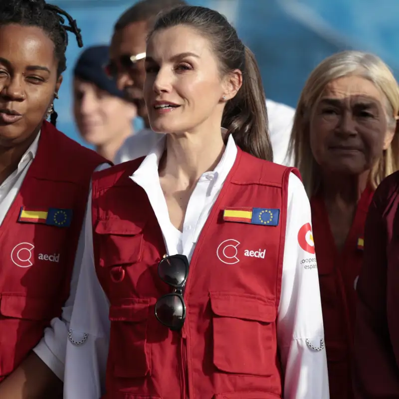 La reina Letizia, luciendo uniforme, saca su lado más maternal en su primer día en Cabo Verde