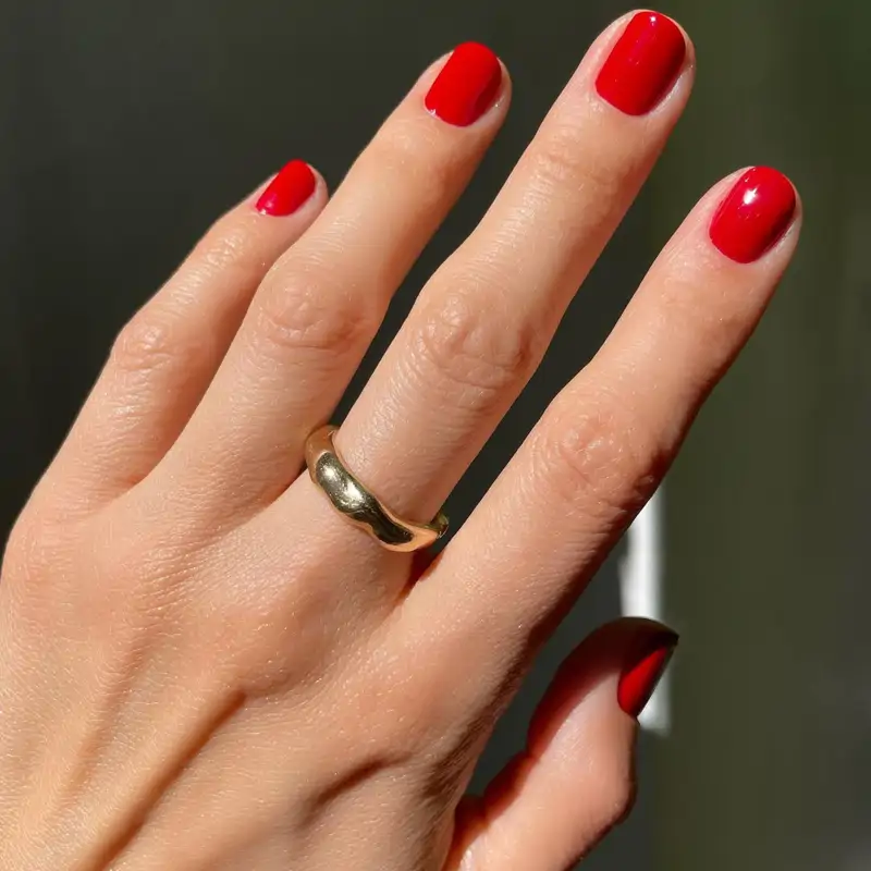 Los 5 colores de esmalte para una manicura tendencia en 2025 si eres del 'team' uñas cortas