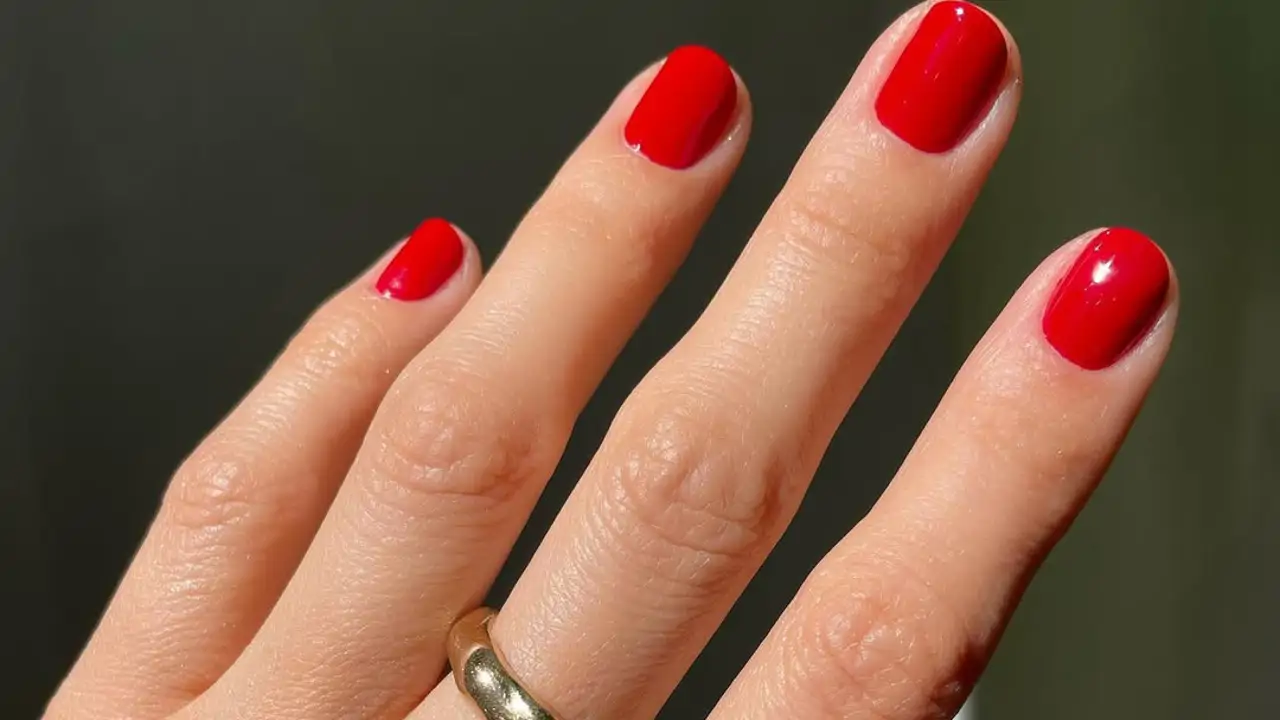 Los 5 colores de esmalte para una manicura tendencia en 2025 si eres del 'team' uñas cortas