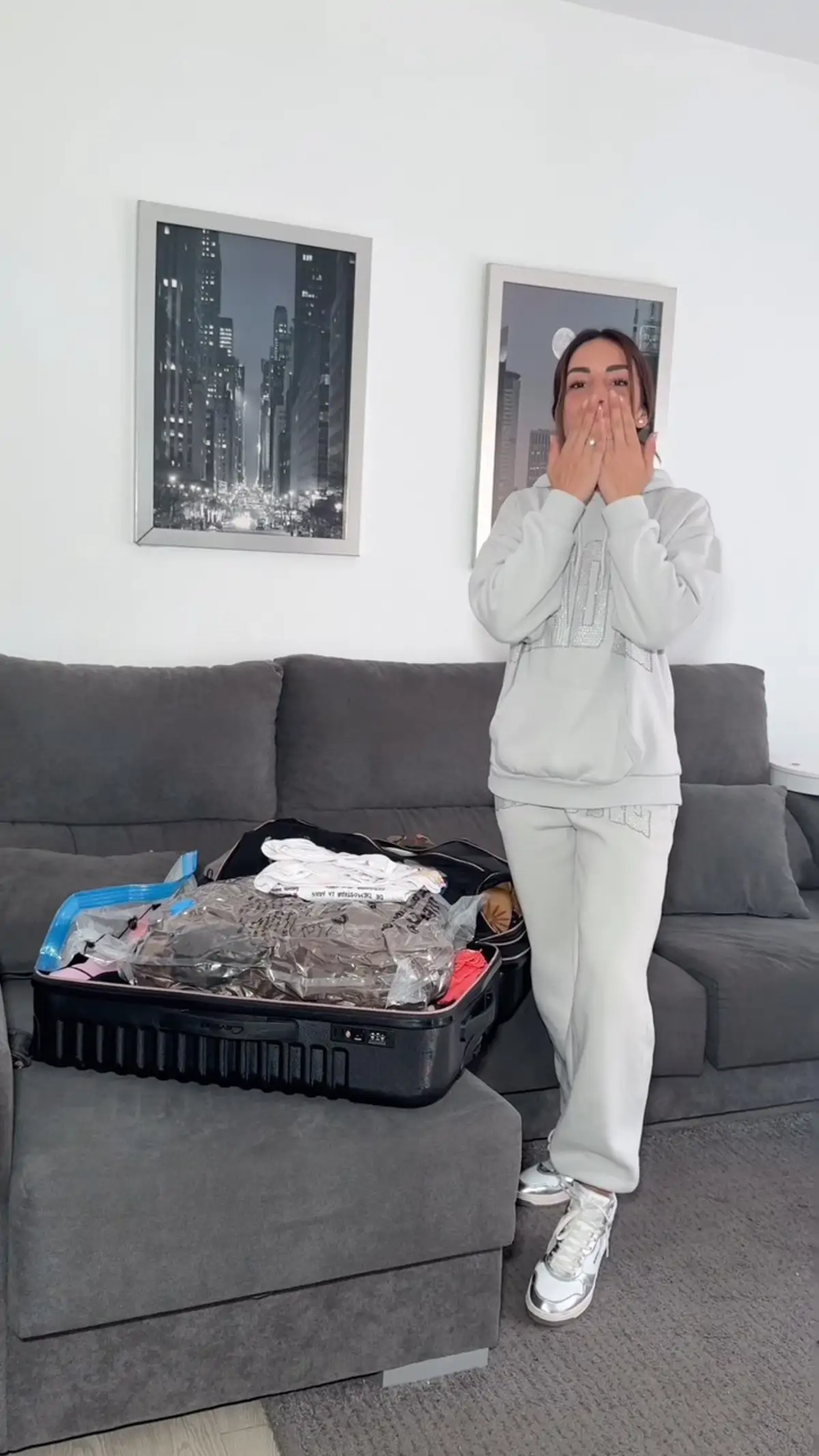 El gran protagonista del salón de Anita es su sofá chaise longue en color gris oscuro