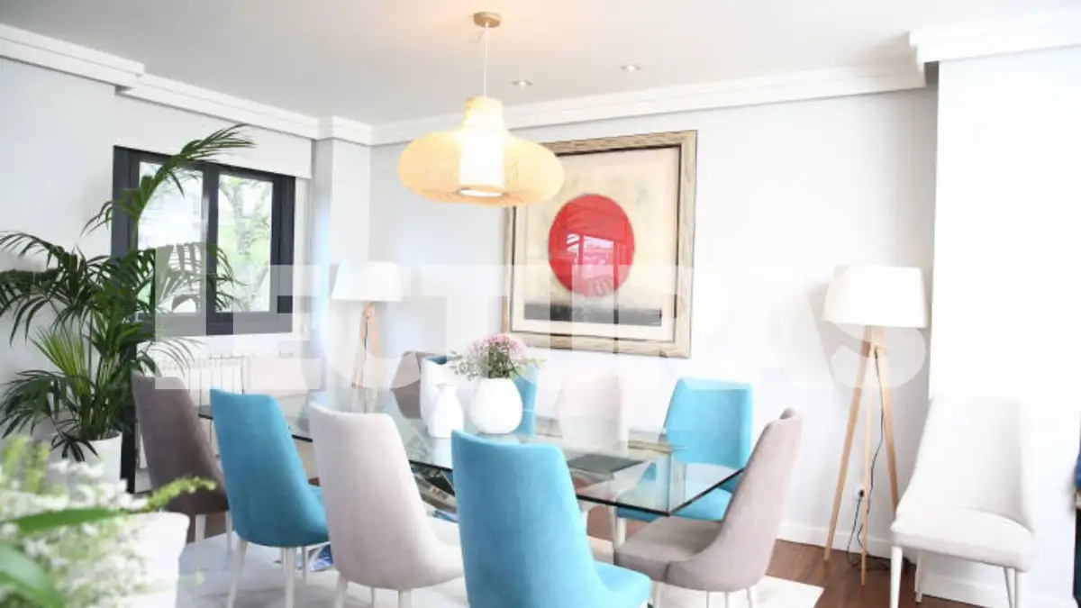 as sillas en color turquesa son las protagonistas del comedor de Terelu