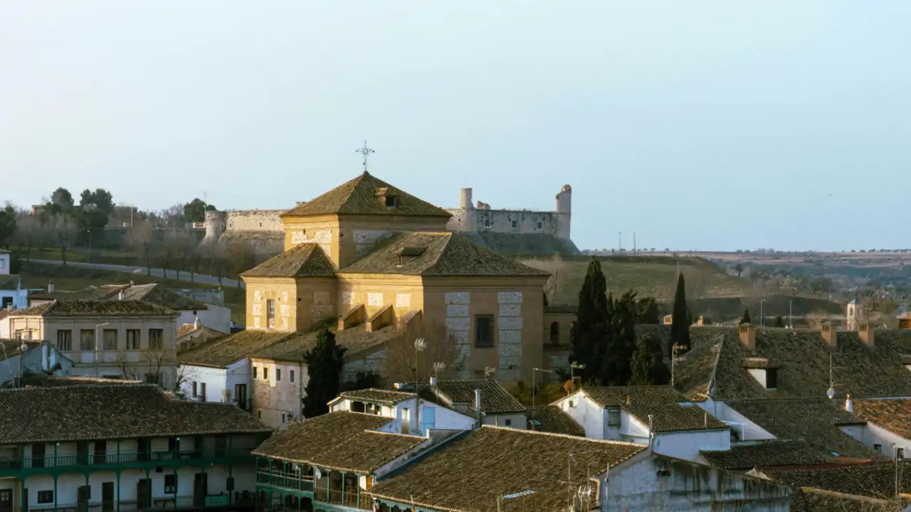 La ciudad española en la que vivió el Papa Francisco en los años 70: Patrimonio de la Humanidad, famosa por un plato de 'Don Quijote' y que puedes visitar en un día
