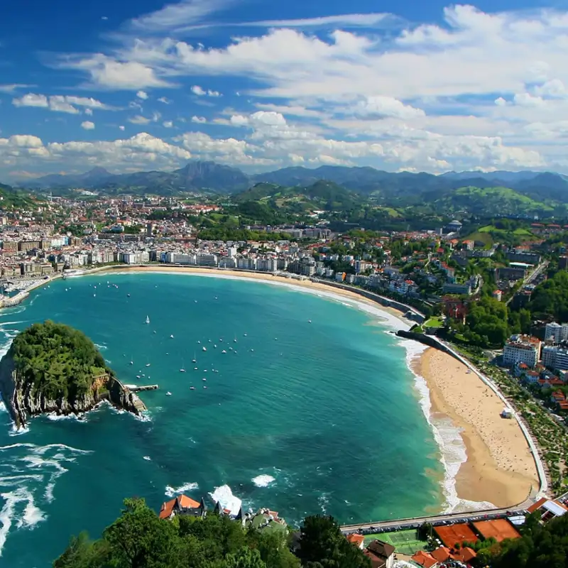 Con una playa impresionante y sin calor, esta ciudad del País Vasco reúne la mayor concentración de estrellas Michelin del mundo y es destino de cine