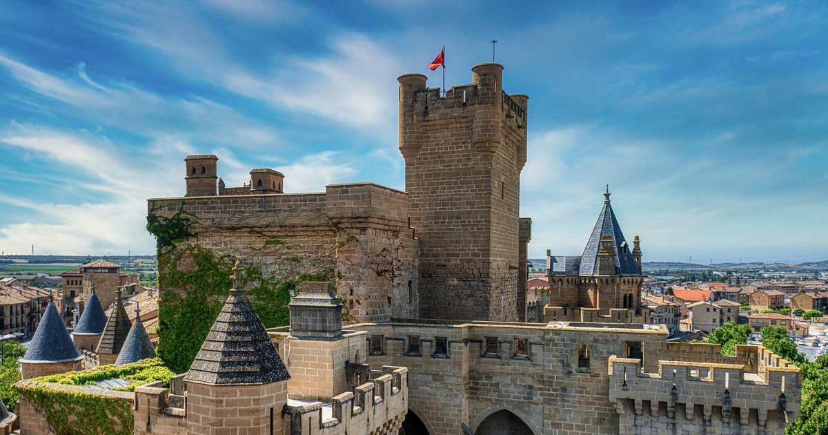 Explora el encantador pueblo medieval de Olite en Navarra: un destino de ensueño con su castillo más bonito y delicioso queso
