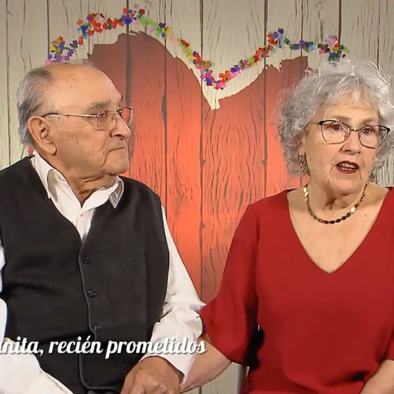 Una petición de matrimonio emociona en 'First Dates' a Carlos Sobera y su equipo
