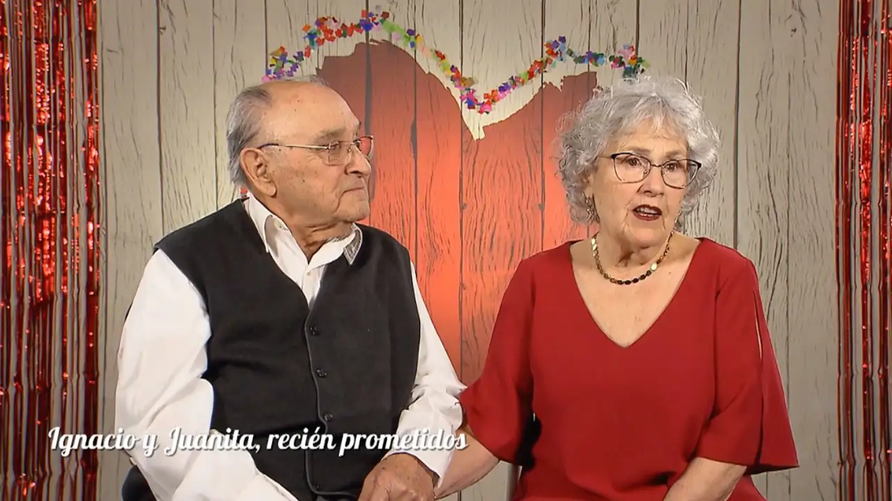 Una petición de matrimonio emociona en 'First Dates' a Carlos Sobera y su equipo