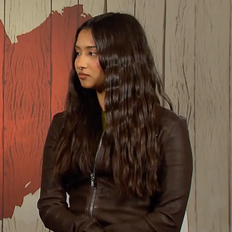 El momento 'Tierra, trágame' de una conocida rapera en 'First Dates' que ha acabado con un jarrón roto