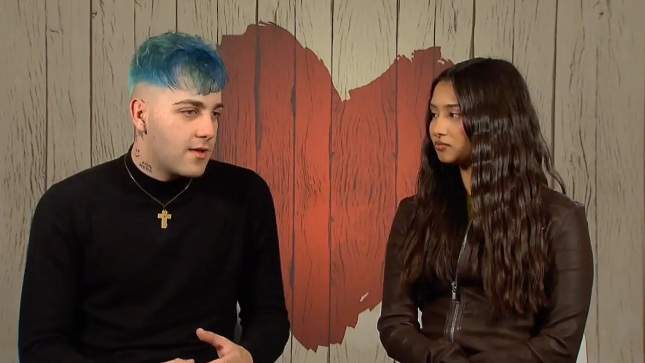 El momento 'Tierra, trágame' de una conocida rapera en 'First Dates' que ha acabado con un jarrón roto