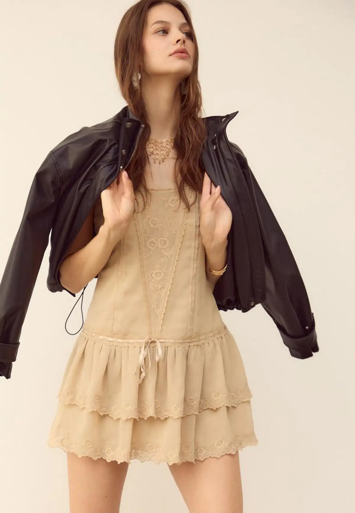 Vestido fluido corto de volantes