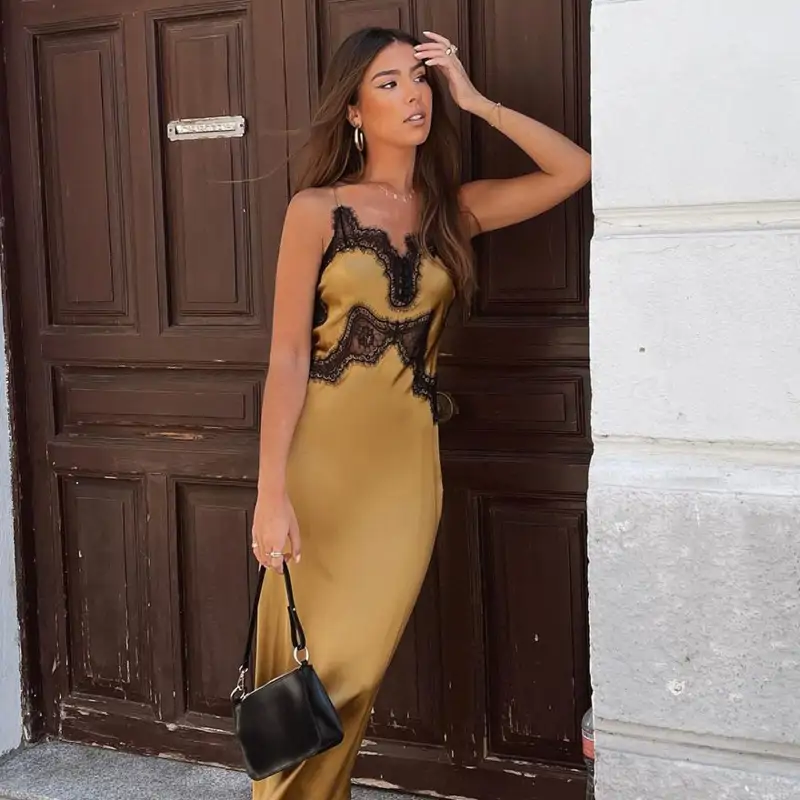 El verano ha llegado, por fin, a Zara con estos 10 vestidos satinados que son máxima elegancia, tipazo y lookazo asegurado con sandalias
