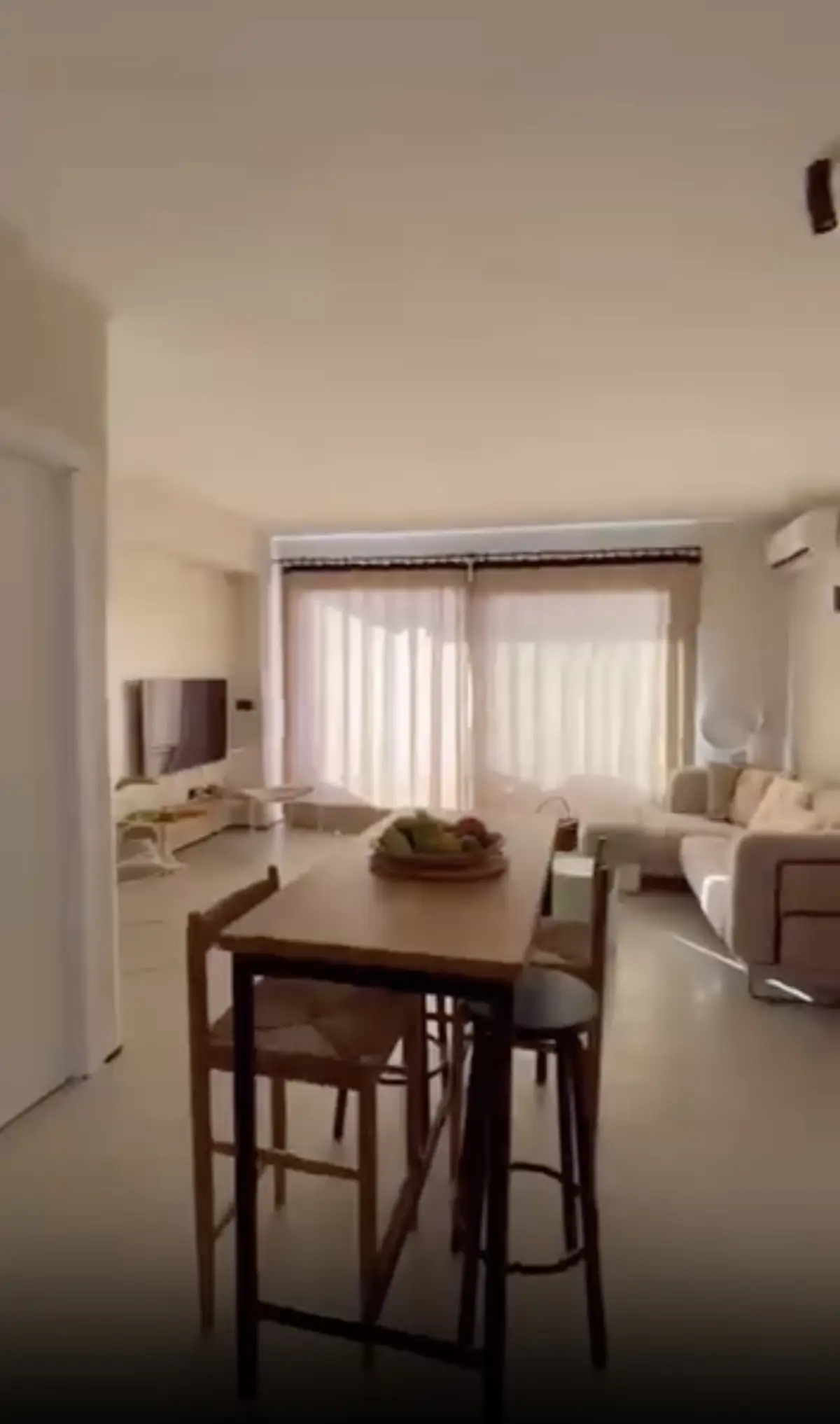 Desde esta perspectiva, vemos que la casa tiene suelo de microcemento en color arena