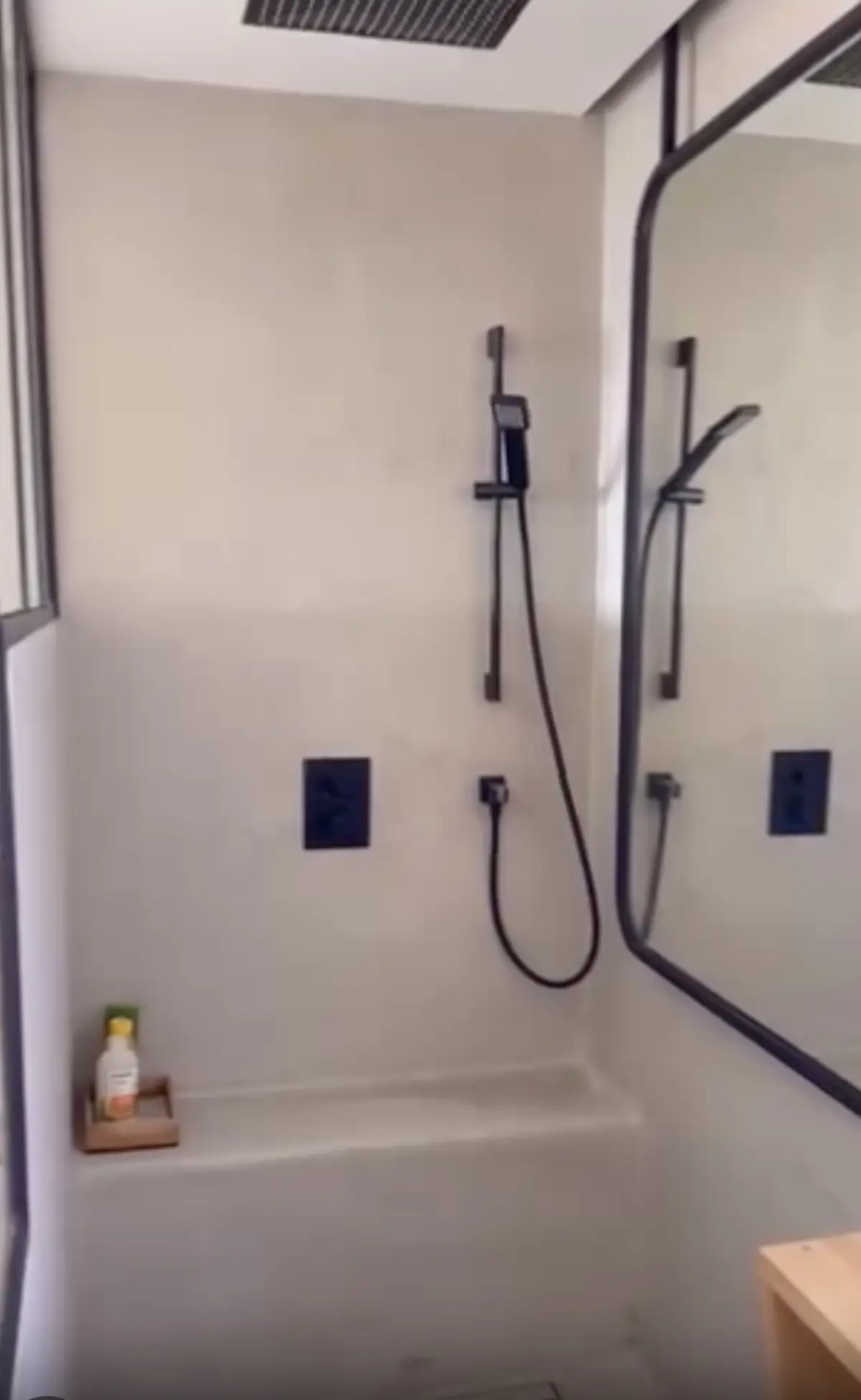 El color negro es el protagonista del cuarto de baño de Raquel