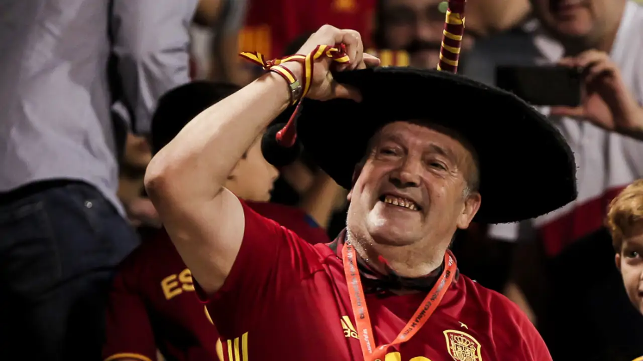 Muere Manolo el del Bombo a los 76 años: adiós al aficionado más conocido de la selección española de fútbol