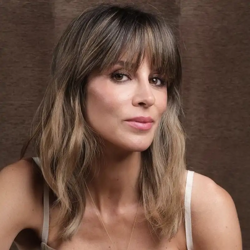 Alejandra Gere visita Barcelona y acaba con las mechas que más rejuvenecen, iluminan y disimulan canas: se llaman 'sunshine hair' y están muy de moda