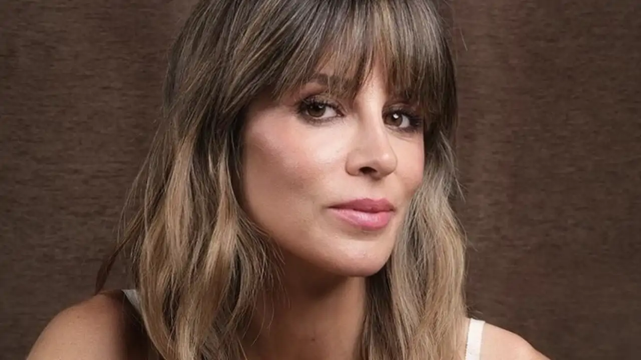 Alejandra Gere visita Barcelona y acaba con las mechas que más rejuvenecen, iluminan y disimulan canas: se llaman 'sunshine hair' y están muy de moda