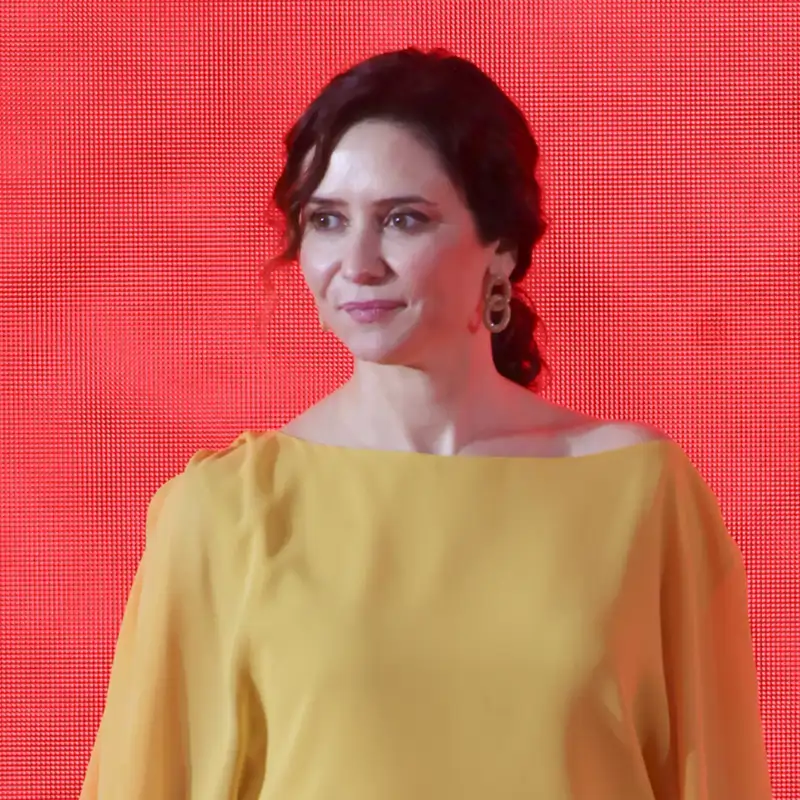 Capa y la falda midi perfecta, comentemos el look 'bandera' de Isabel Díaz Ayuso para el Dos de Mayo en Madrid