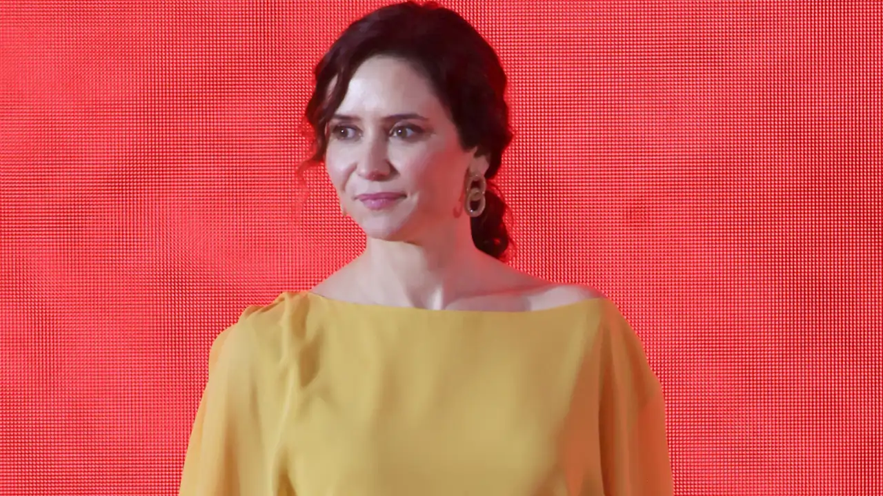 Capa y la falda midi perfecta, comentemos el look 'bandera' de Isabel Díaz Ayuso para el Dos de Mayo en Madrid