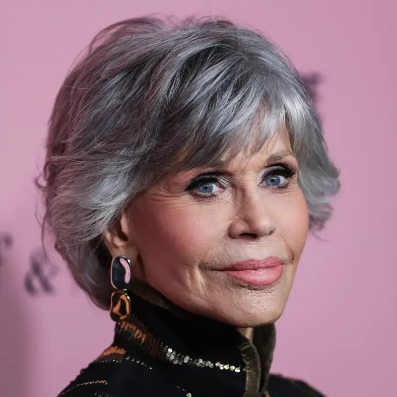 Jane Fonda (87 años), sobre hacer deporte: "Básicamente hago todo lo que solía hacer, solo que más lento. Solía ser corredora, pero ahora me encanta caminar"