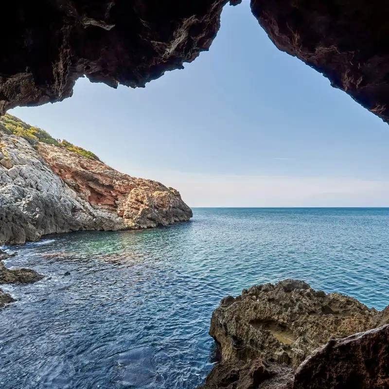 El pueblo con la cala más bonita de Alicante: casitas blancas con puertas azules, ambiente boho y un arroz famosísimo