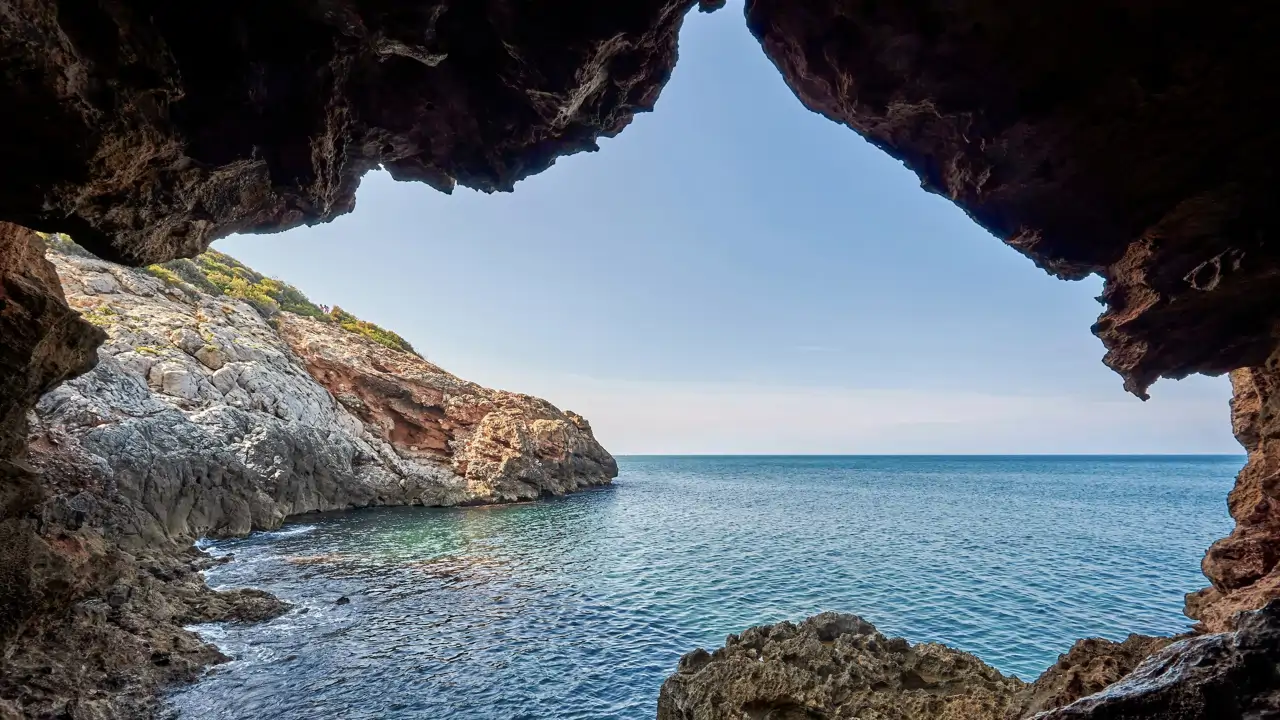 El pueblo con la cala más bonita de Alicante: casitas blancas con puertas azules, ambiente boho y un arroz famosísimo