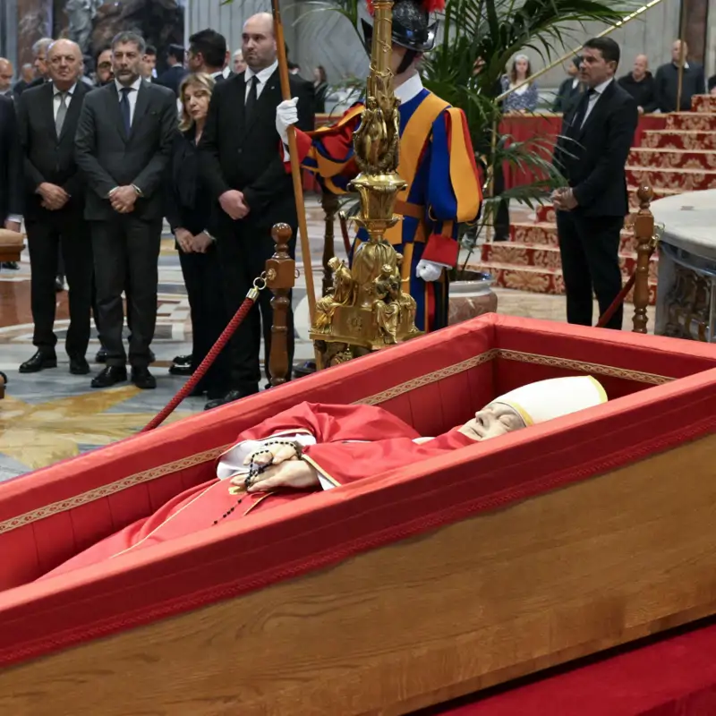 Un llamativo error de escritura en la tumba del papa Francisco que enloquecido a miles de fieles